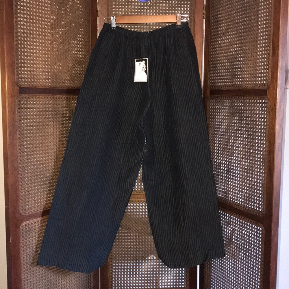 New! Staples Cropped Pant